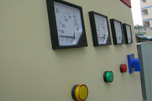 新荣配电柜-3683讲讲配电柜注意事项